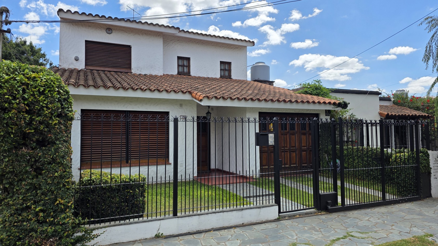 Casa 4 Ambientes en Venta con Parque y Quincho - a 5 Cuadras de la Estacion de Longchamps