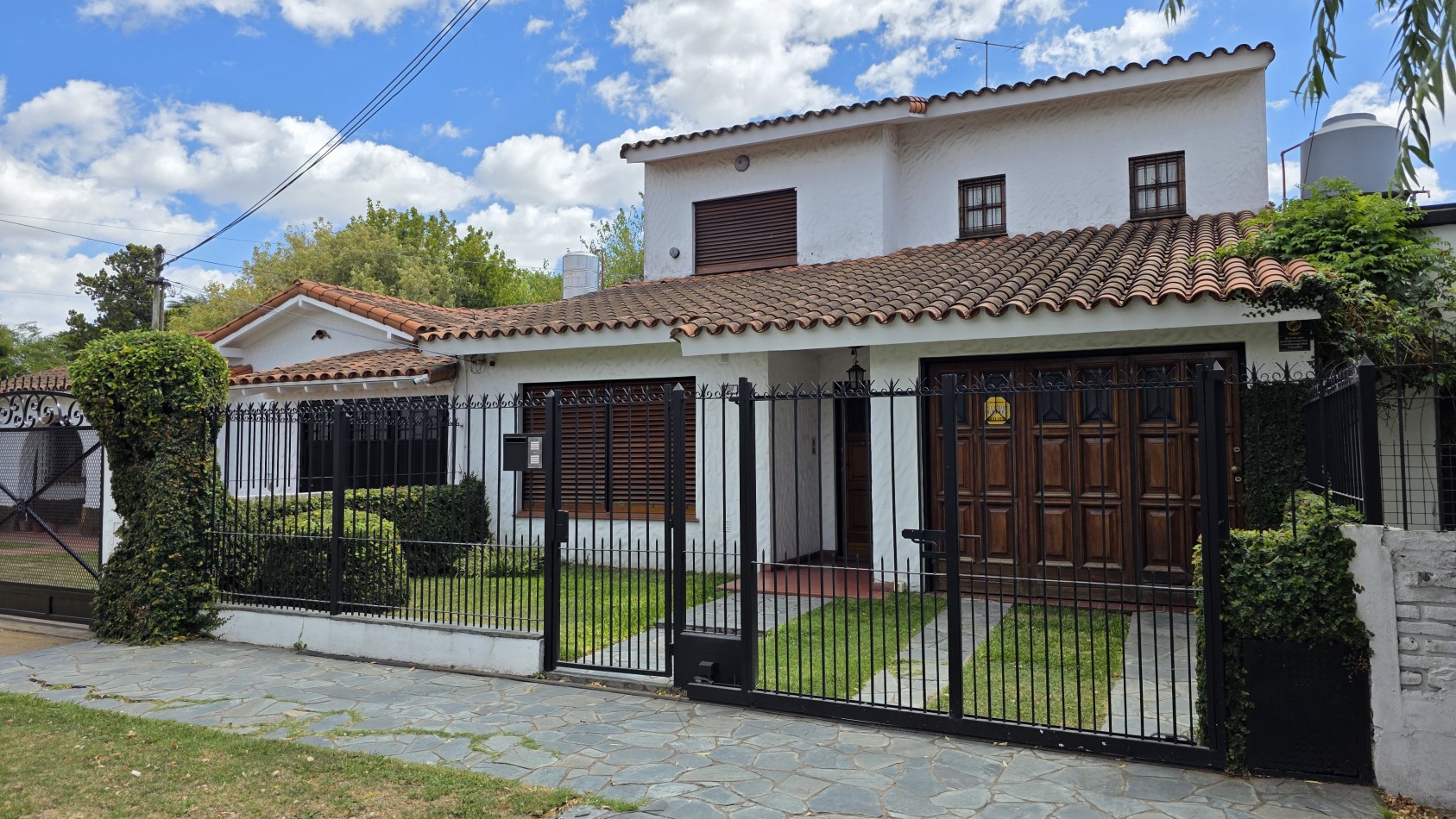 Casa 4 Ambientes en Venta con Parque y Quincho - a 5 Cuadras de la Estacion de Longchamps