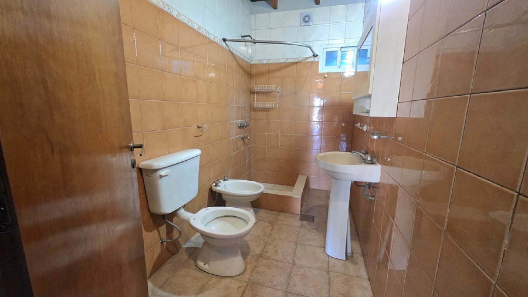 2 AMBIENTES A 3 CUADRAS DE LA ESTACION