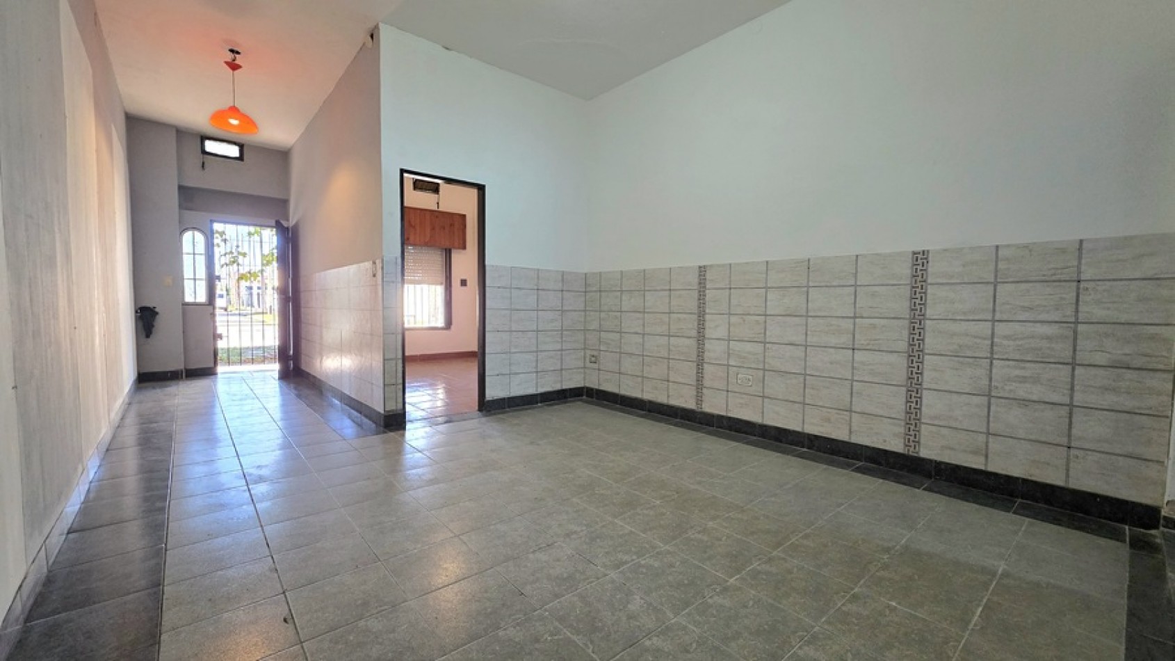 2 AMBIENTES A 3 CUADRAS DE LA ESTACION