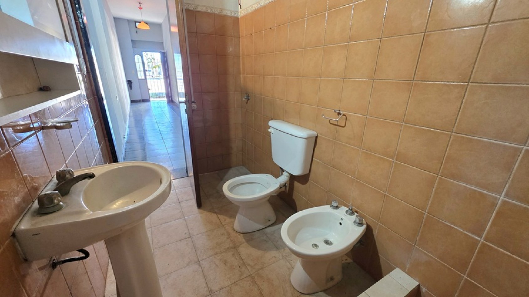 2 AMBIENTES A 3 CUADRAS DE LA ESTACION