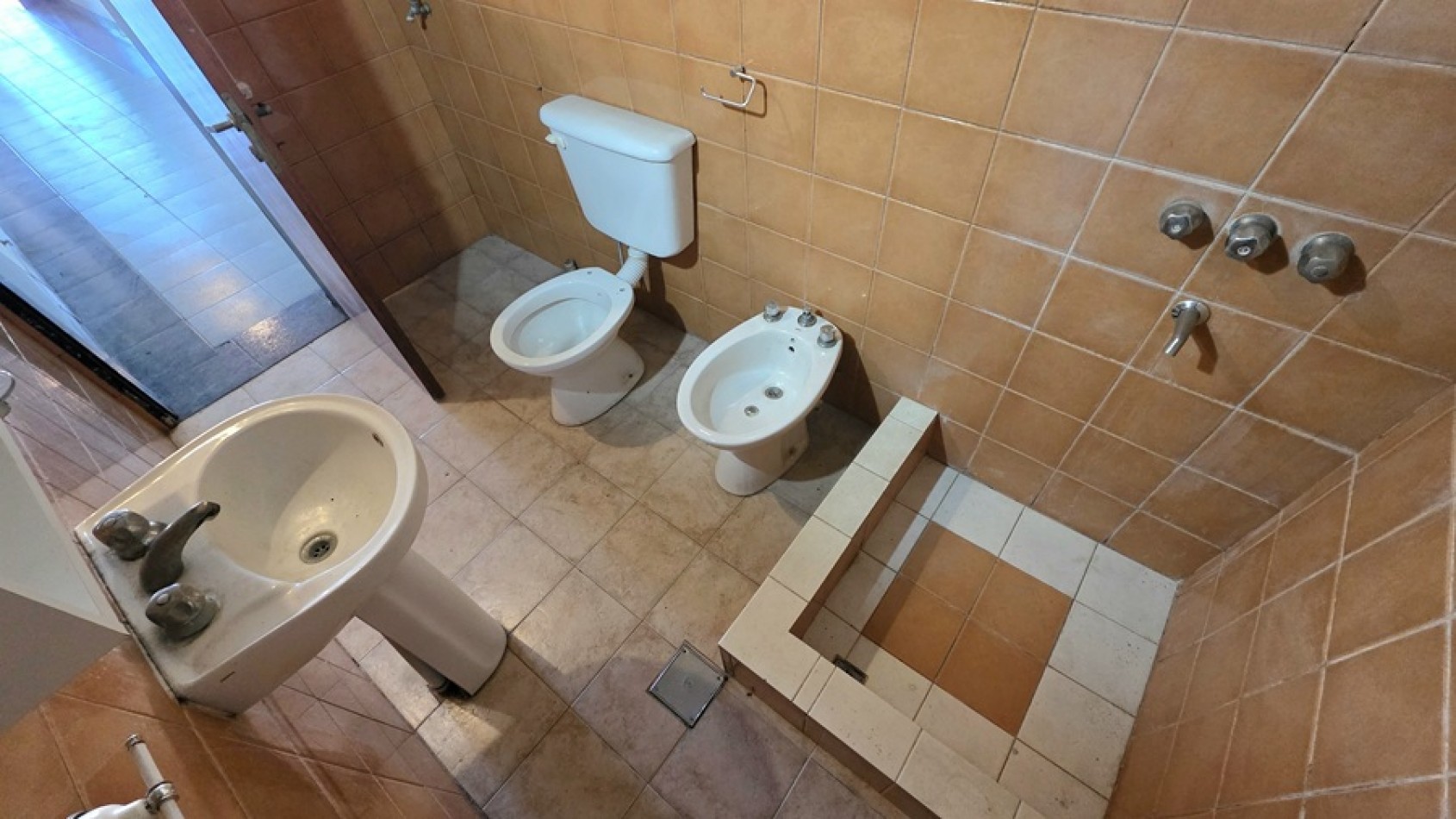 2 AMBIENTES A 3 CUADRAS DE LA ESTACION