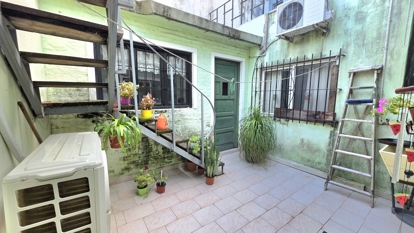 CASA EN EL MEJOR BARRIO Y CON POTENCIAL