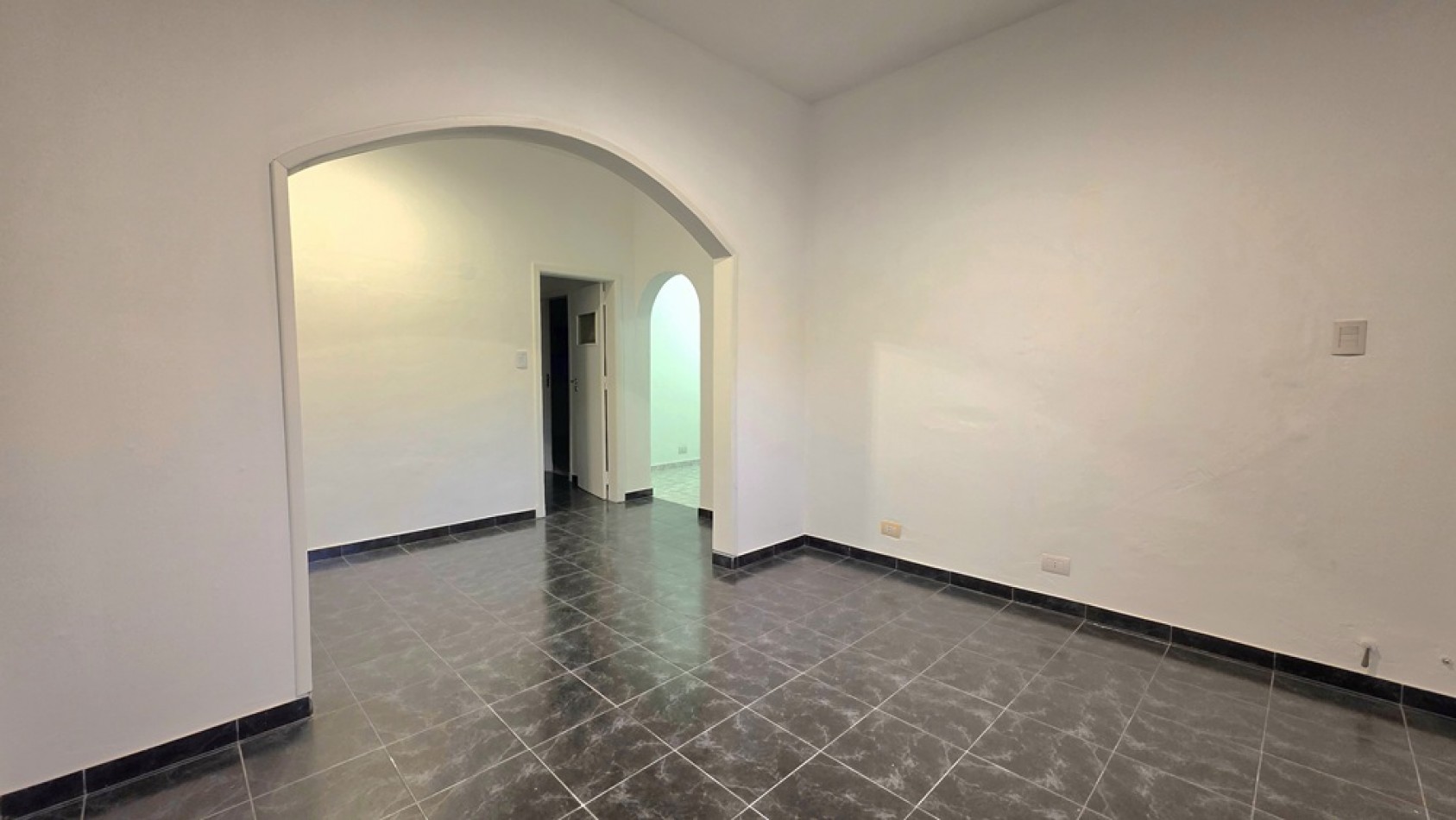 CASA 3 AMBIENTES CON FONDO