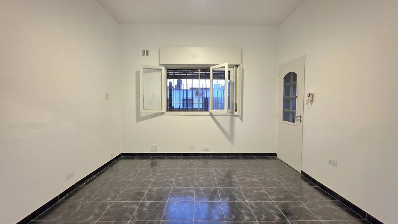 CASA 3 AMBIENTES CON FONDO