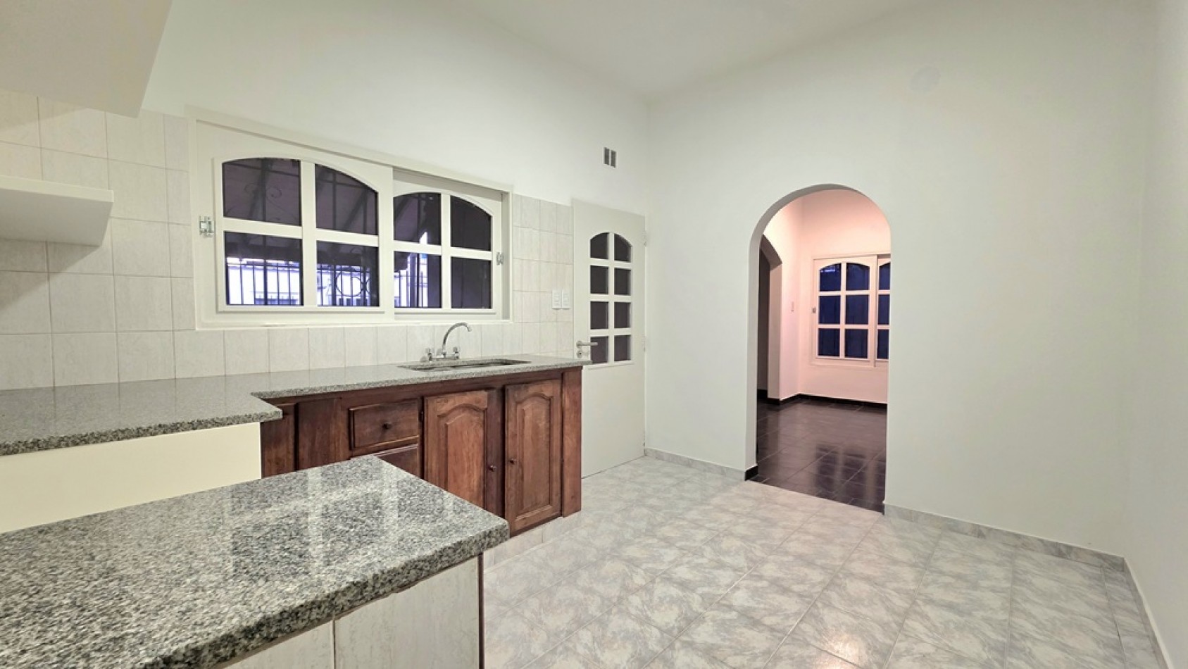 CASA 3 AMBIENTES CON FONDO