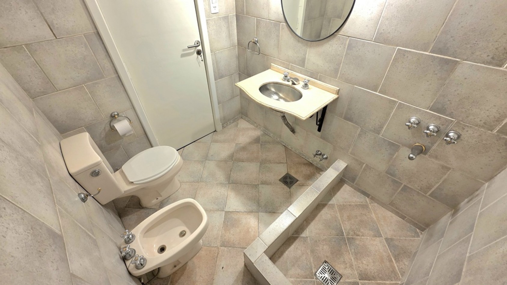 CASA 3 AMBIENTES CON FONDO