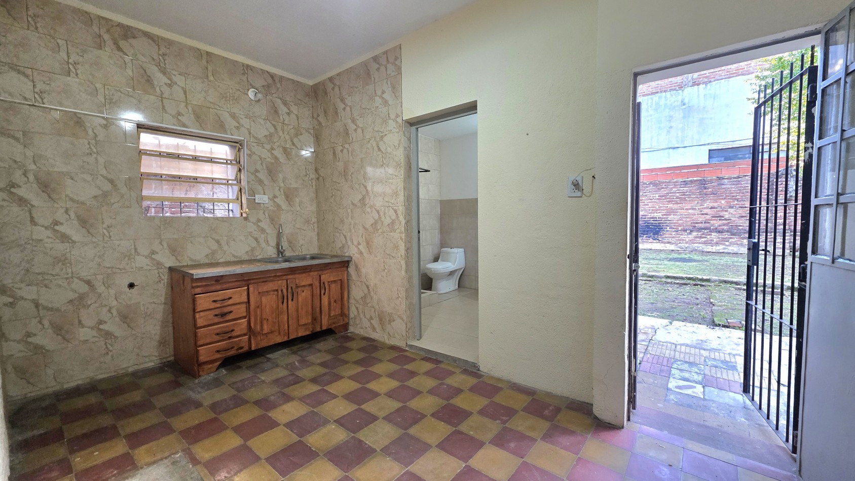 DEPARTAMENTO CON PATIO Y JARDIN 