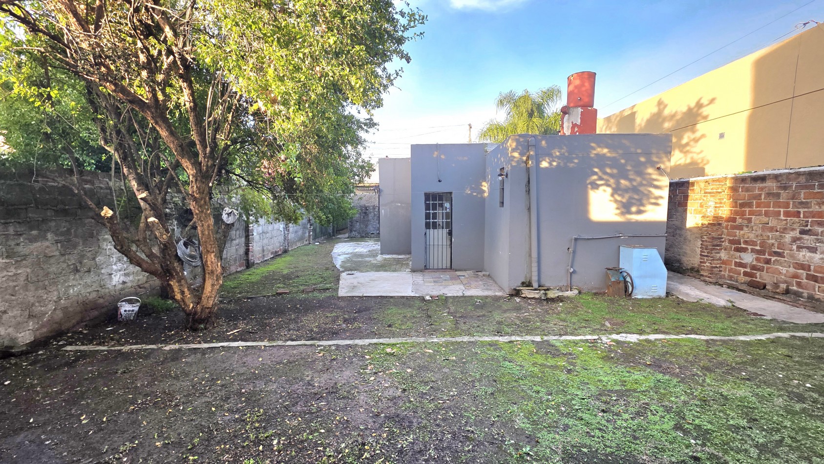 DEPARTAMENTO CON PATIO Y JARDIN 