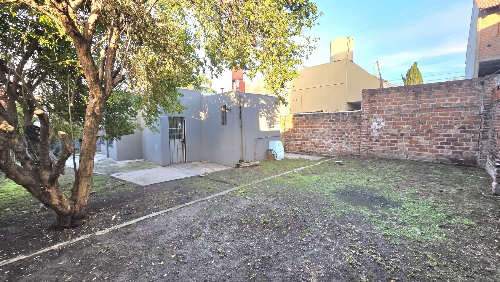 DEPARTAMENTO CON PATIO Y JARDIN 