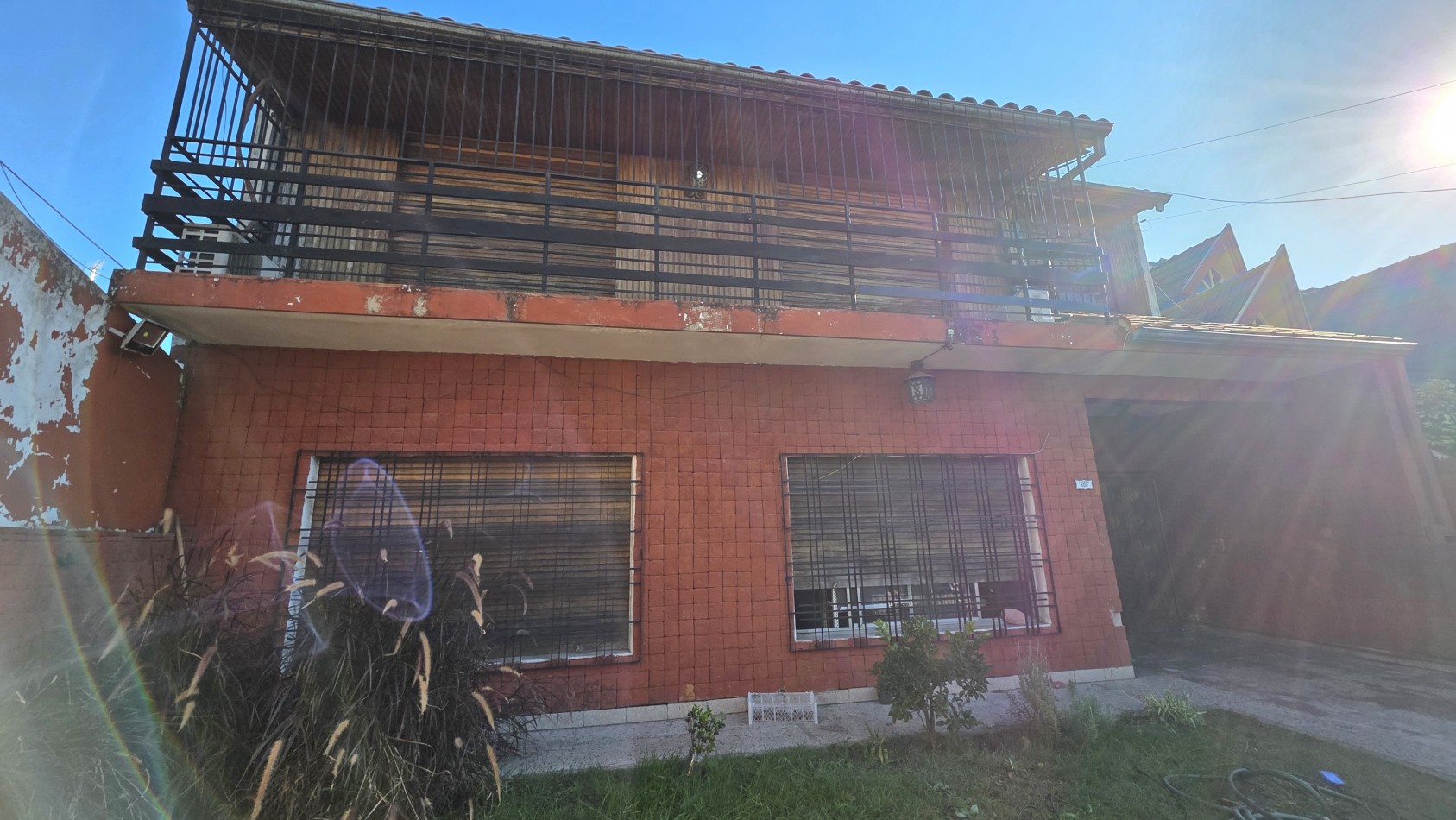 Casa 2 Viviendas en Venta | 6 Ambientes | Patio, Quincho y Cochera | Excelente Ubicacion