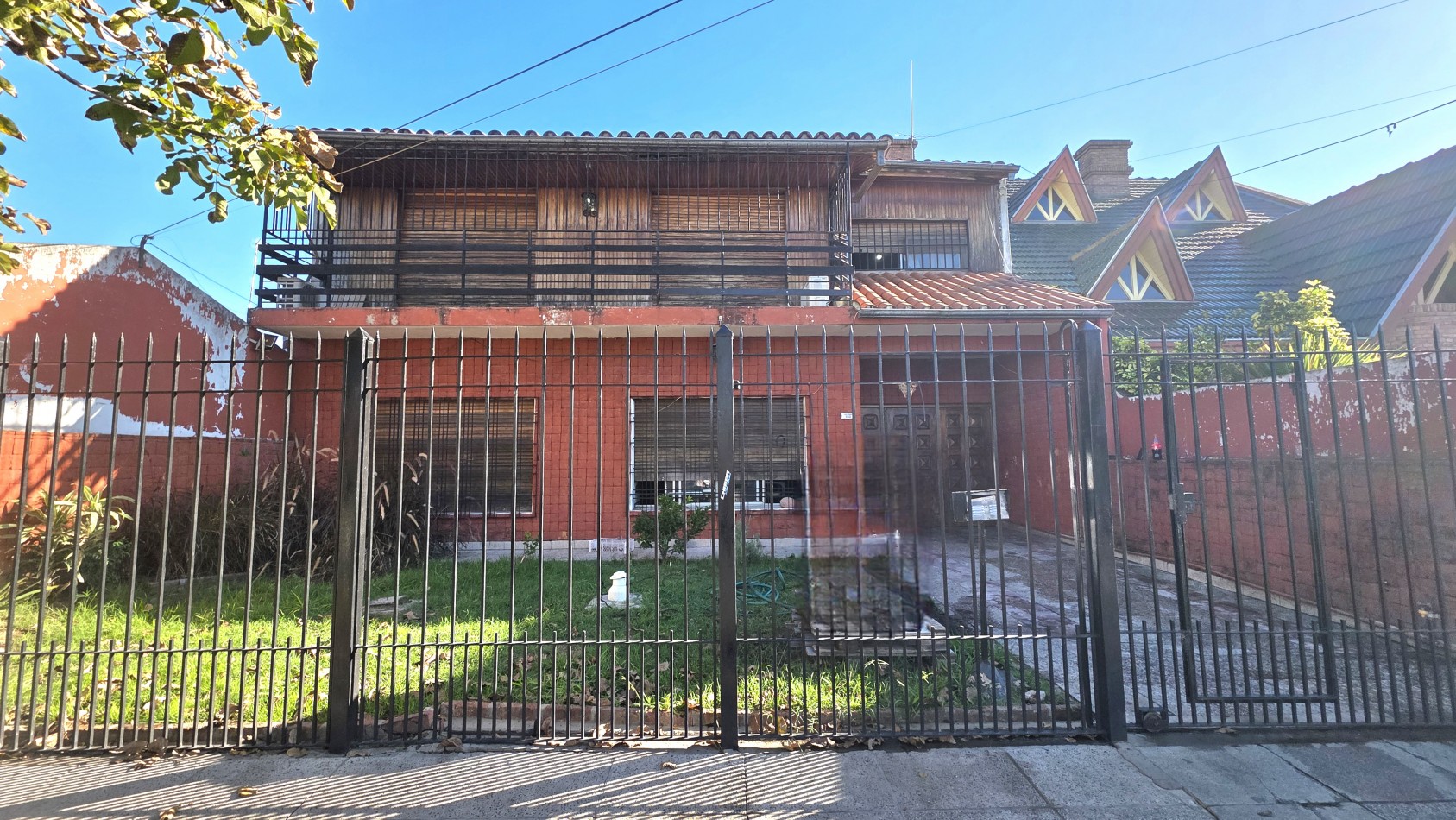Casa 2 Viviendas en Venta | 6 Ambientes | Patio, Quincho y Cochera | Excelente Ubicacion