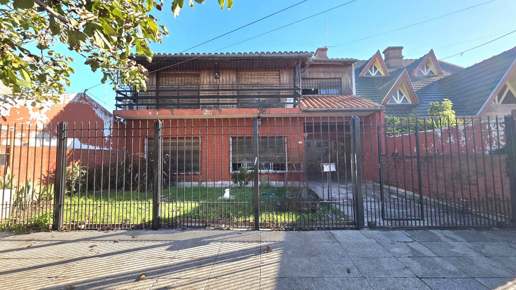 Casa 2 Viviendas en Venta | 6 Ambientes | Patio, Quincho y Cochera | Excelente Ubicacion