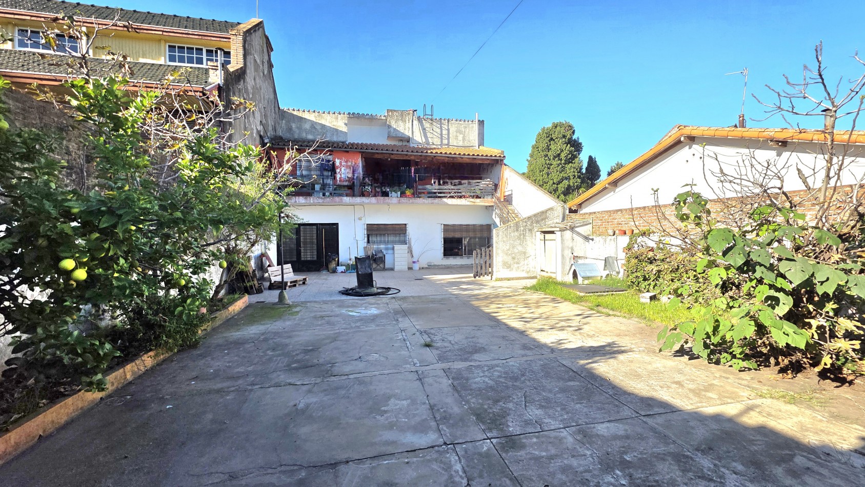 Casa 2 Viviendas en Venta | 6 Ambientes | Patio, Quincho y Cochera | Excelente Ubicacion