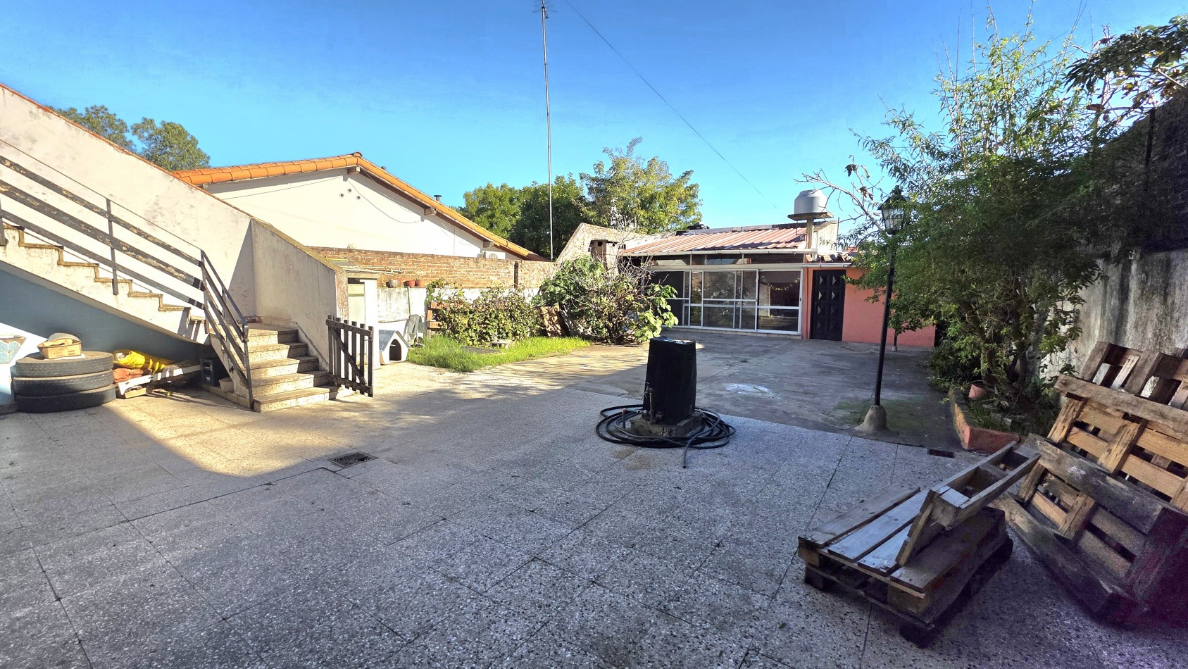 Casa 2 Viviendas en Venta | 6 Ambientes | Patio, Quincho y Cochera | Excelente Ubicacion