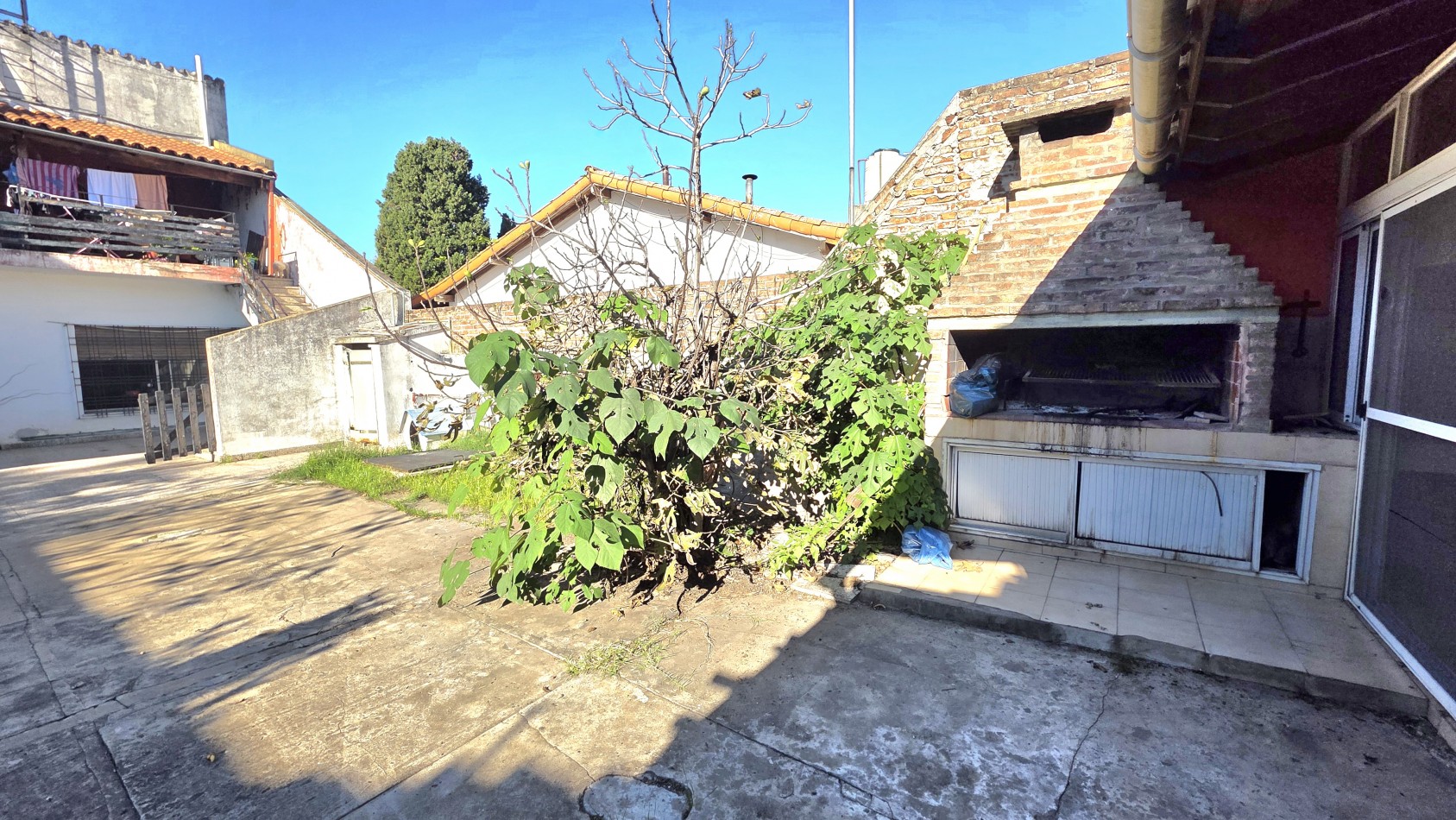 Casa 2 Viviendas en Venta | 6 Ambientes | Patio, Quincho y Cochera | Excelente Ubicacion