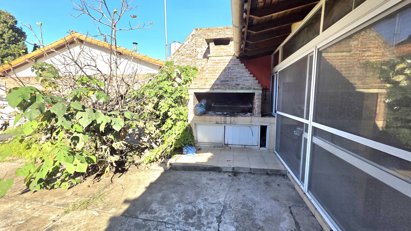 Casa 2 Viviendas en Venta | 6 Ambientes | Patio, Quincho y Cochera | Excelente Ubicacion