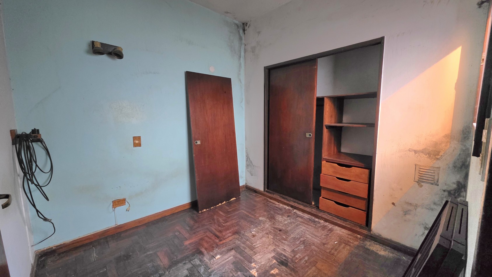 OPORTUNIDAD EN TEMPERLEY - CASA CON TERRAZA Y GRAN POTENCIAL, APTA CREDITO