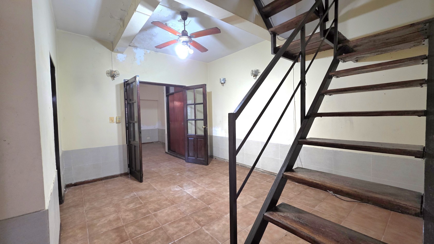 OPORTUNIDAD EN TEMPERLEY - CASA CON TERRAZA Y GRAN POTENCIAL, APTA CREDITO