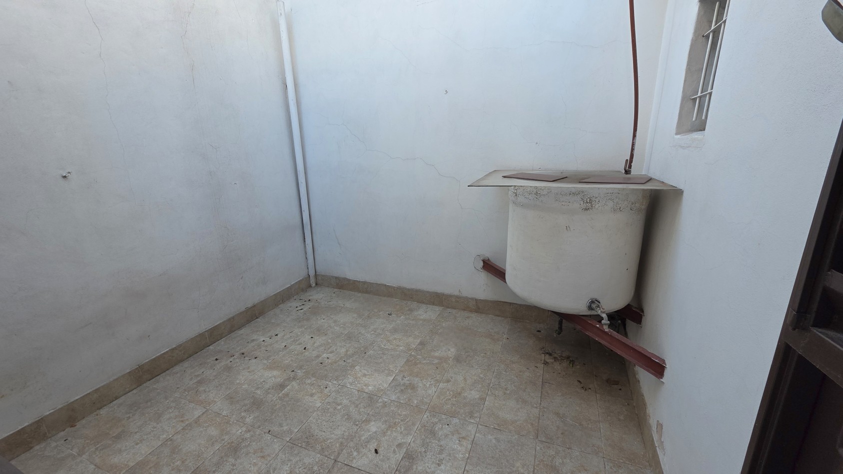 OPORTUNIDAD EN TEMPERLEY - CASA CON TERRAZA Y GRAN POTENCIAL, APTA CREDITO