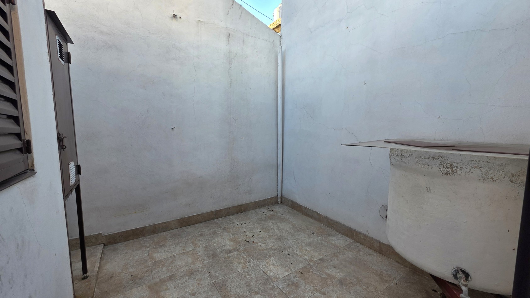 OPORTUNIDAD EN TEMPERLEY - CASA CON TERRAZA Y GRAN POTENCIAL, APTA CREDITO