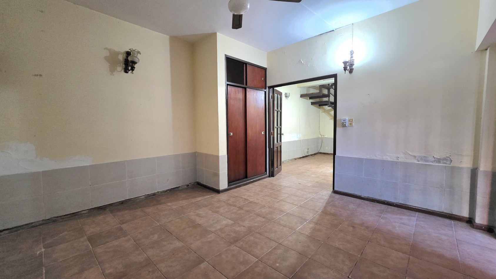 OPORTUNIDAD EN TEMPERLEY - CASA CON TERRAZA Y GRAN POTENCIAL, APTA CREDITO
