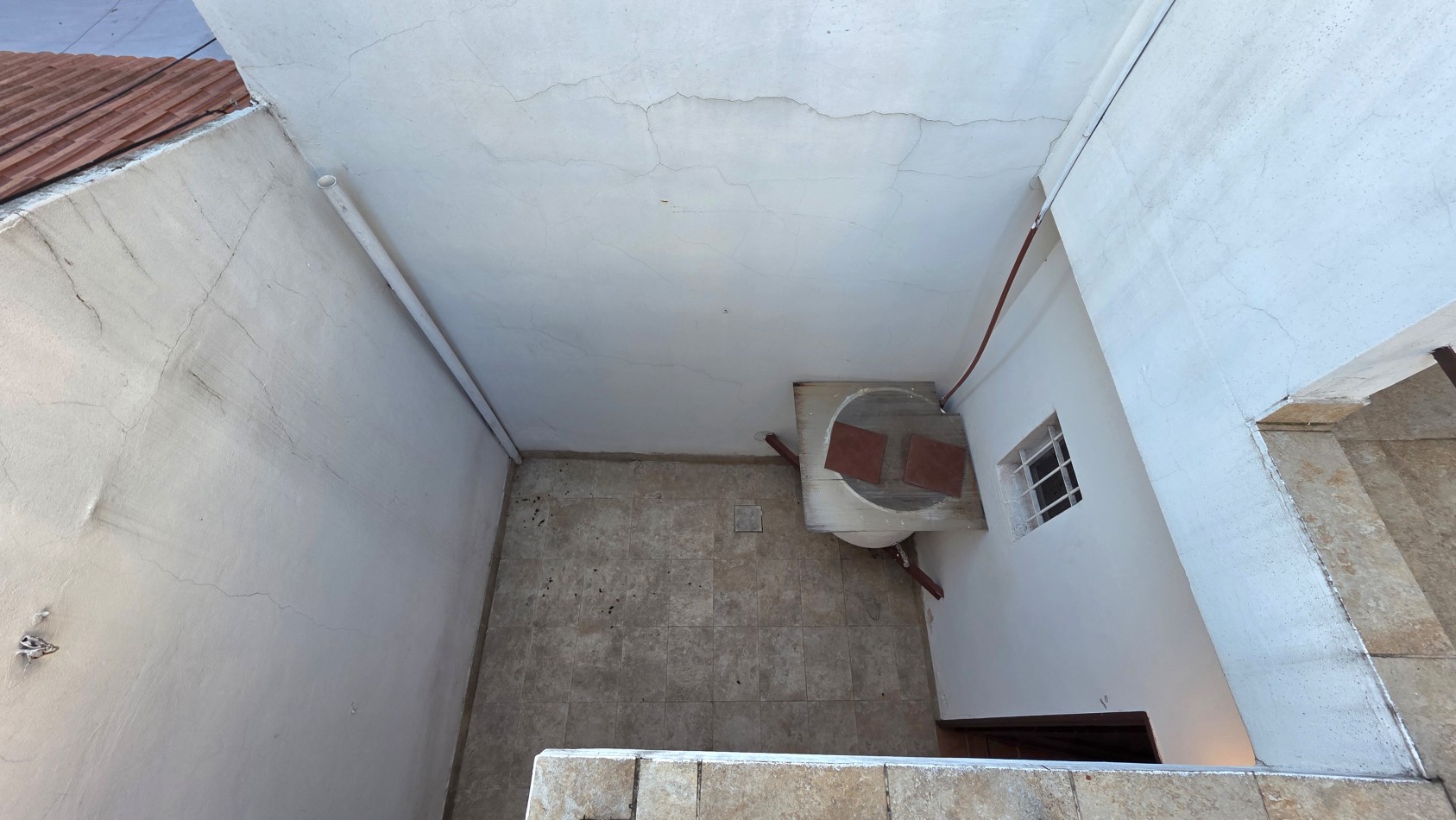 OPORTUNIDAD EN TEMPERLEY - CASA CON TERRAZA Y GRAN POTENCIAL, APTA CREDITO