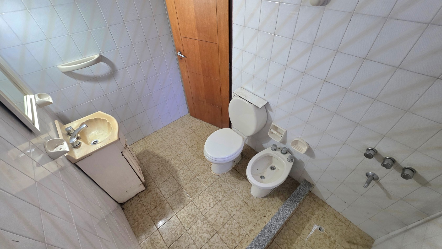 OPORTUNIDAD EN TEMPERLEY - CASA CON TERRAZA Y GRAN POTENCIAL, APTA CREDITO