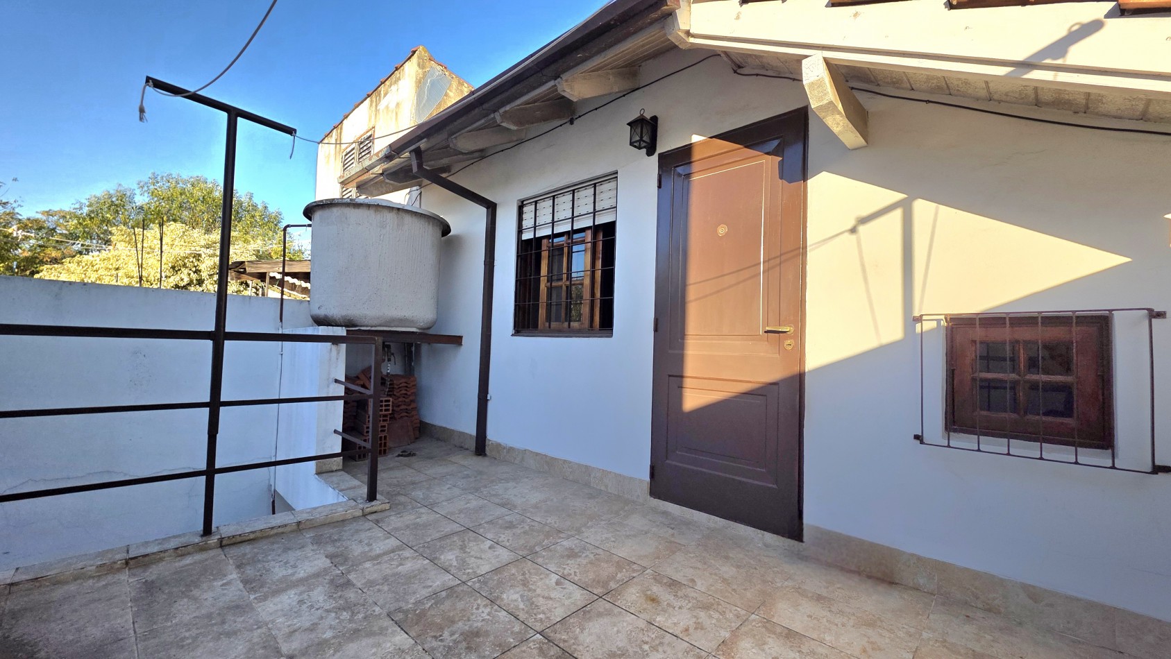 OPORTUNIDAD EN TEMPERLEY - CASA CON TERRAZA Y GRAN POTENCIAL, APTA CREDITO