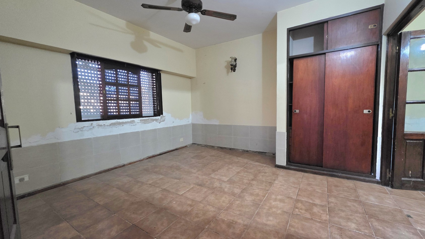 OPORTUNIDAD EN TEMPERLEY - CASA CON TERRAZA Y GRAN POTENCIAL, APTA CREDITO