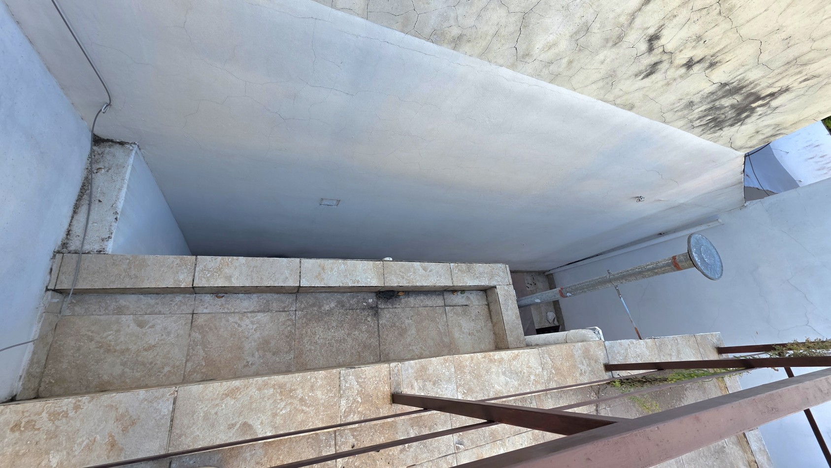OPORTUNIDAD EN TEMPERLEY - CASA CON TERRAZA Y GRAN POTENCIAL, APTA CREDITO