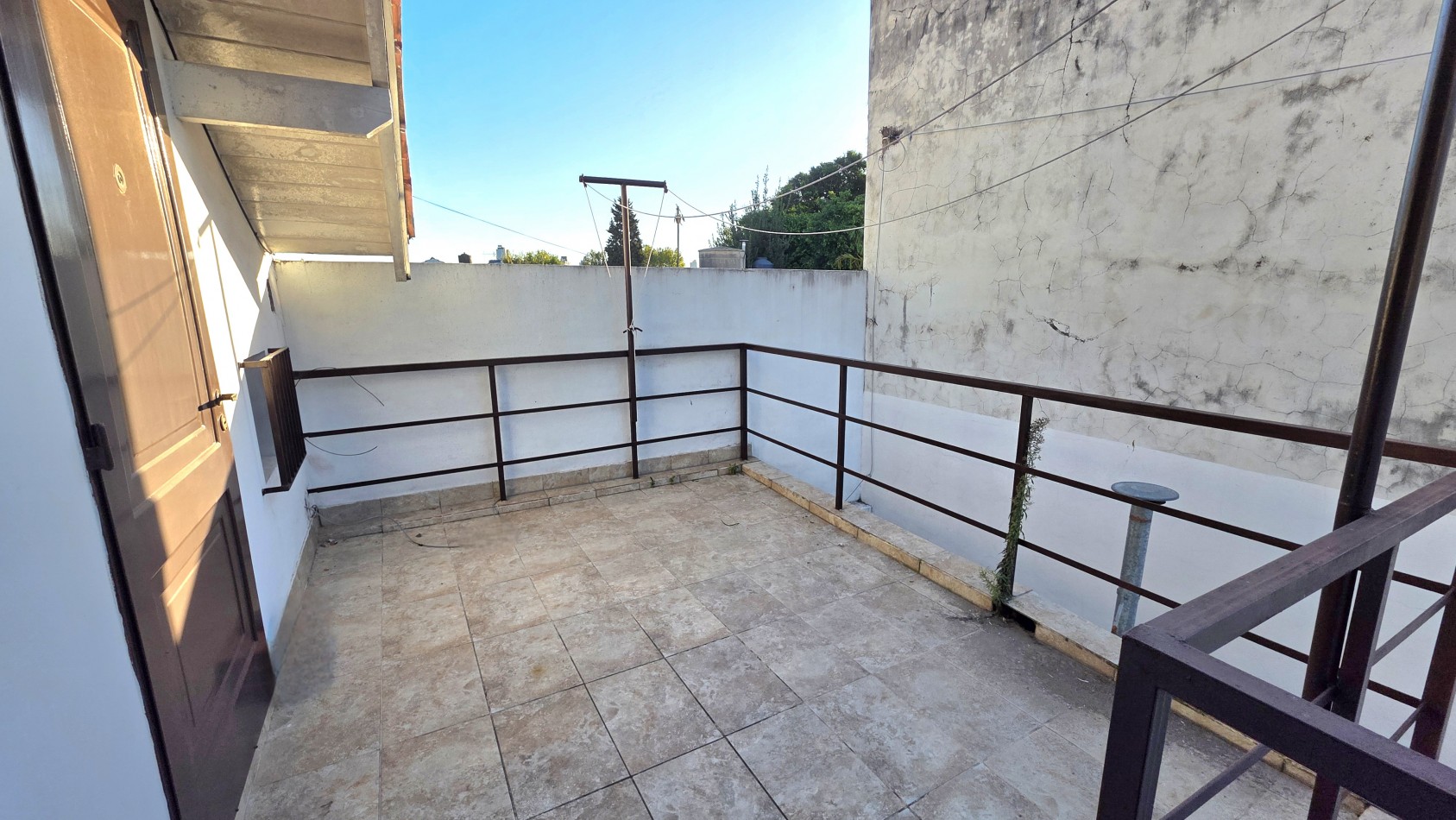 OPORTUNIDAD EN TEMPERLEY - CASA CON TERRAZA Y GRAN POTENCIAL, APTA CREDITO
