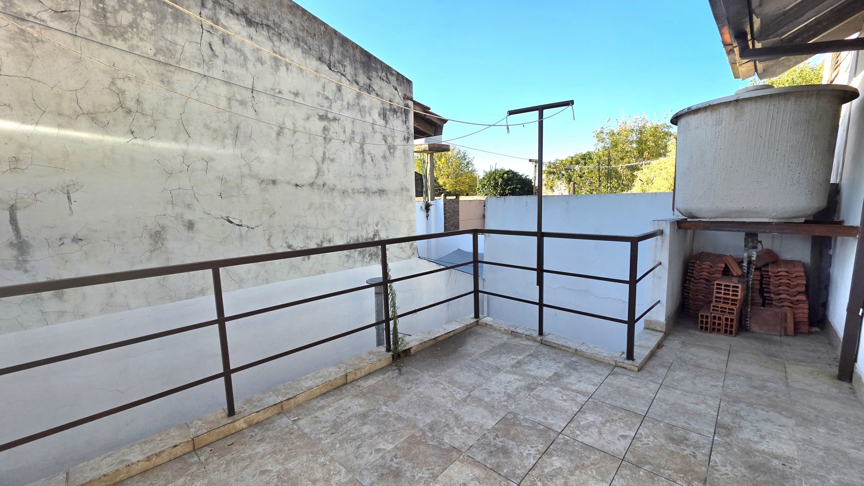 OPORTUNIDAD EN TEMPERLEY - CASA CON TERRAZA Y GRAN POTENCIAL, APTA CREDITO