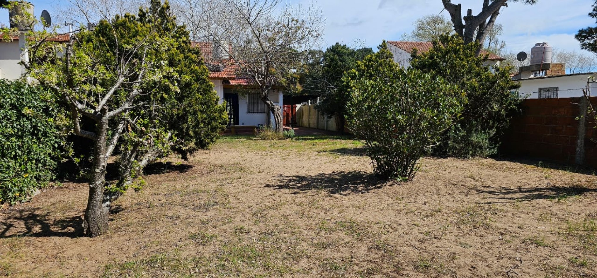 CASA EN VENTA EN LAS TONINAS A 6 CUADRAS DEL MAR - LOTE 10x40 - GAS NATURAL - GRAN POTENCIAL