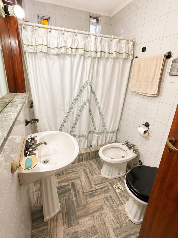 CASA 3 AMBIENTES CON COCHERA Y GRAN PATIO