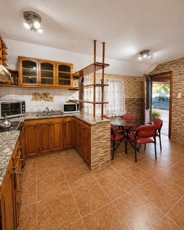 CASA 3 AMBIENTES CON COCHERA Y GRAN PATIO