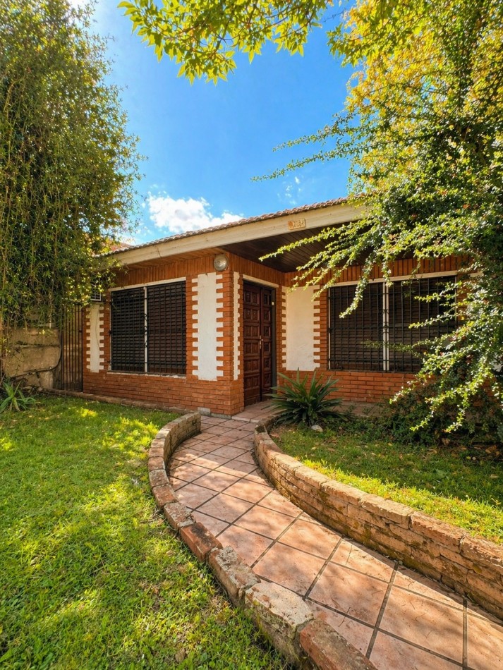 CASA 3 AMBIENTES CON COCHERA Y GRAN PATIO