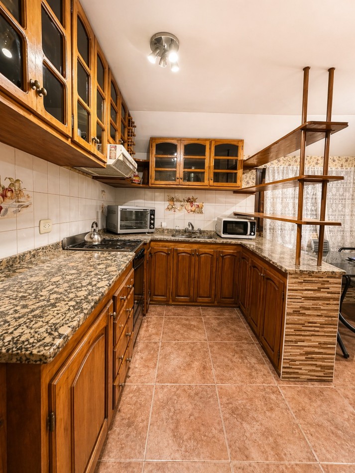CASA 3 AMBIENTES CON COCHERA Y GRAN PATIO