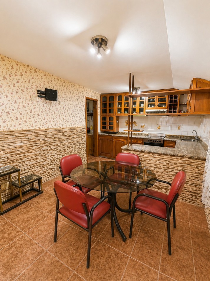 CASA 3 AMBIENTES CON COCHERA Y GRAN PATIO