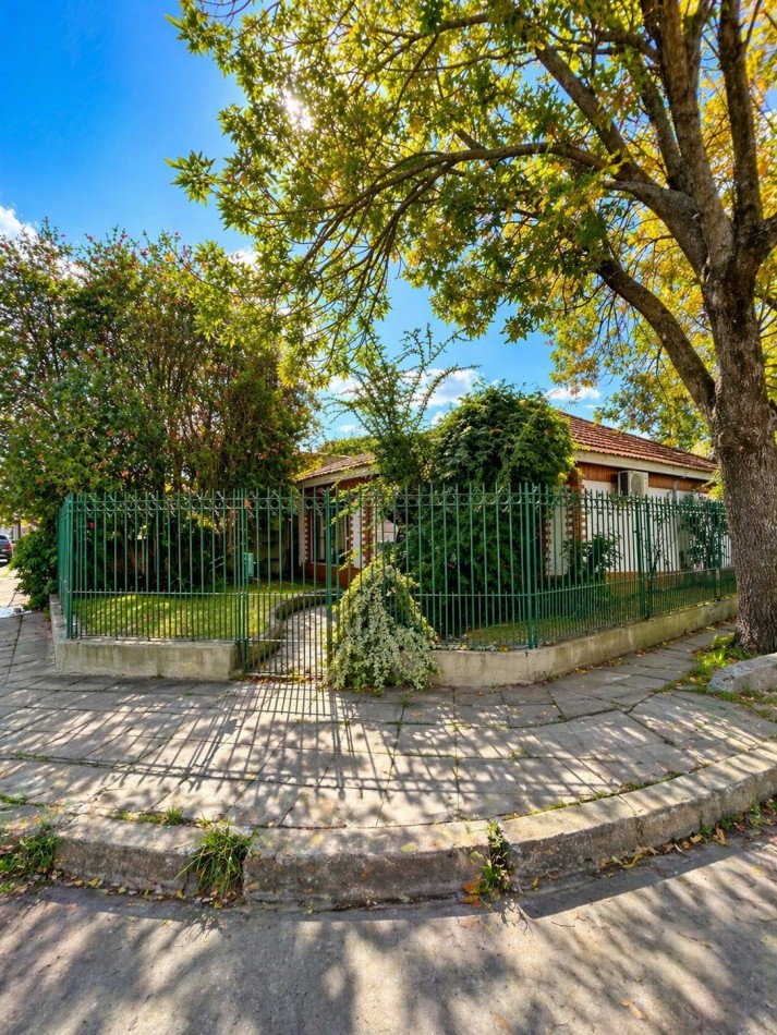 CASA 3 AMBIENTES CON COCHERA Y GRAN PATIO