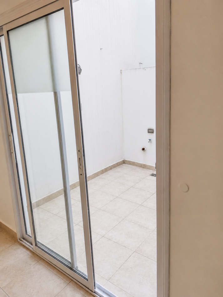DEPARTAMENTO 2 AMBIENTES CON PATIO EN ALQUILER