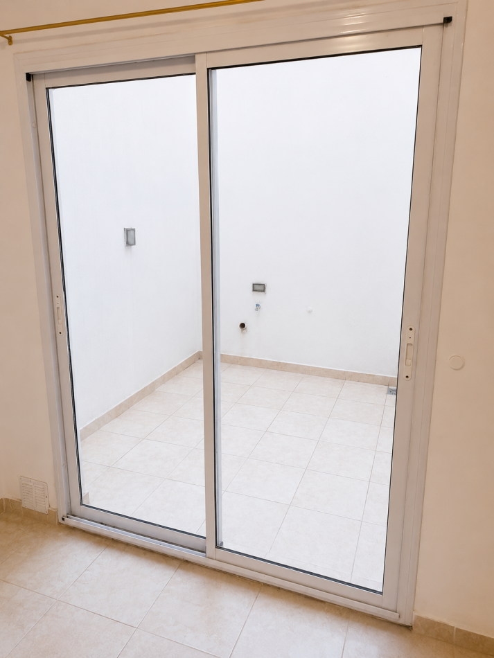 DEPARTAMENTO 2 AMBIENTES CON PATIO EN ALQUILER