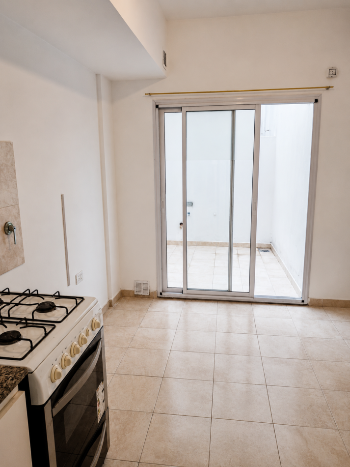 DEPARTAMENTO 2 AMBIENTES CON PATIO EN ALQUILER