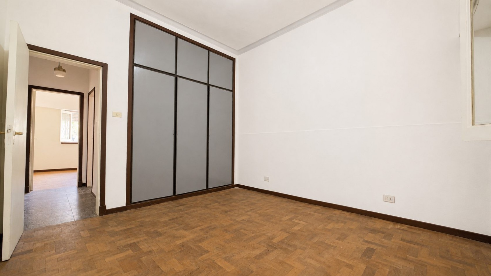 CASA 3 AMBIENTES CON COCHERA, GALERIA Y GRAN PARQUE EN VENTA - APTA CREDITO