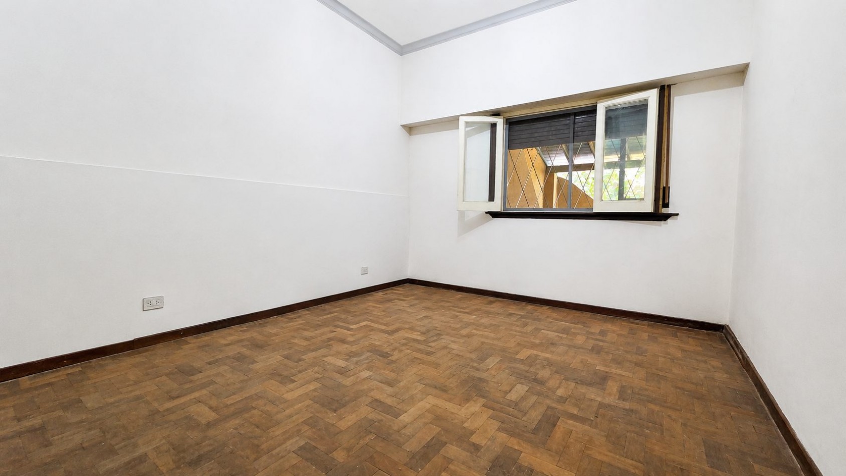 CASA 3 AMBIENTES CON COCHERA, GALERIA Y GRAN PARQUE EN VENTA - APTA CREDITO