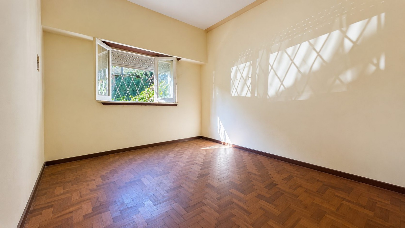 CASA 3 AMBIENTES CON COCHERA, GALERIA Y GRAN PARQUE EN VENTA - APTA CREDITO
