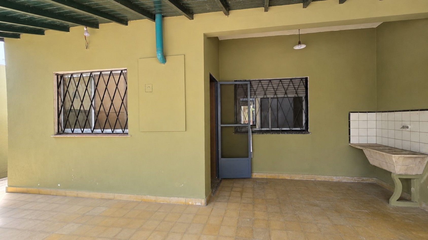 CASA 3 AMBIENTES CON COCHERA, GALERIA Y GRAN PARQUE EN VENTA - APTA CREDITO