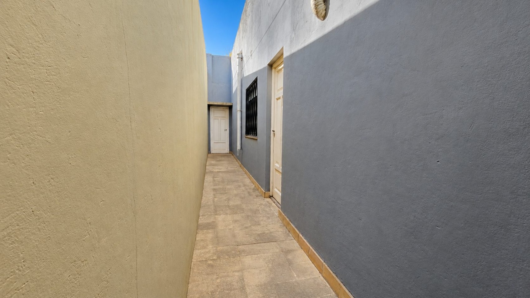 CASA 3 AMBIENTES CON COCHERA, GALERIA Y GRAN PARQUE EN VENTA - APTA CREDITO