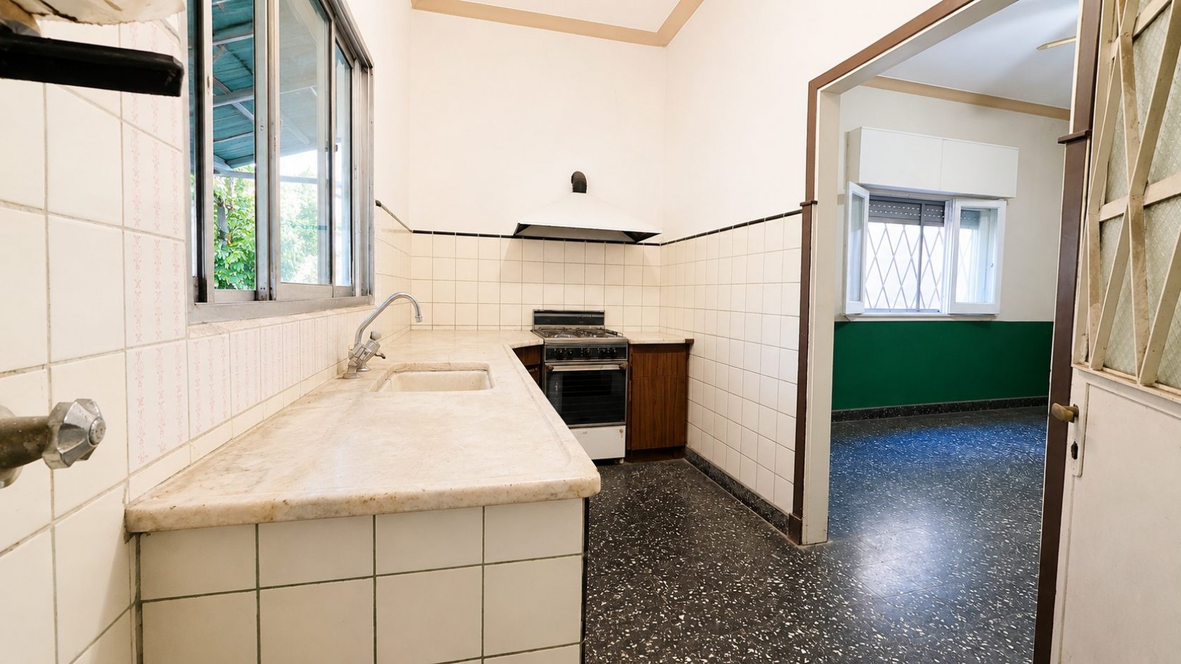 CASA 3 AMBIENTES CON COCHERA, GALERIA Y GRAN PARQUE EN VENTA - APTA CREDITO