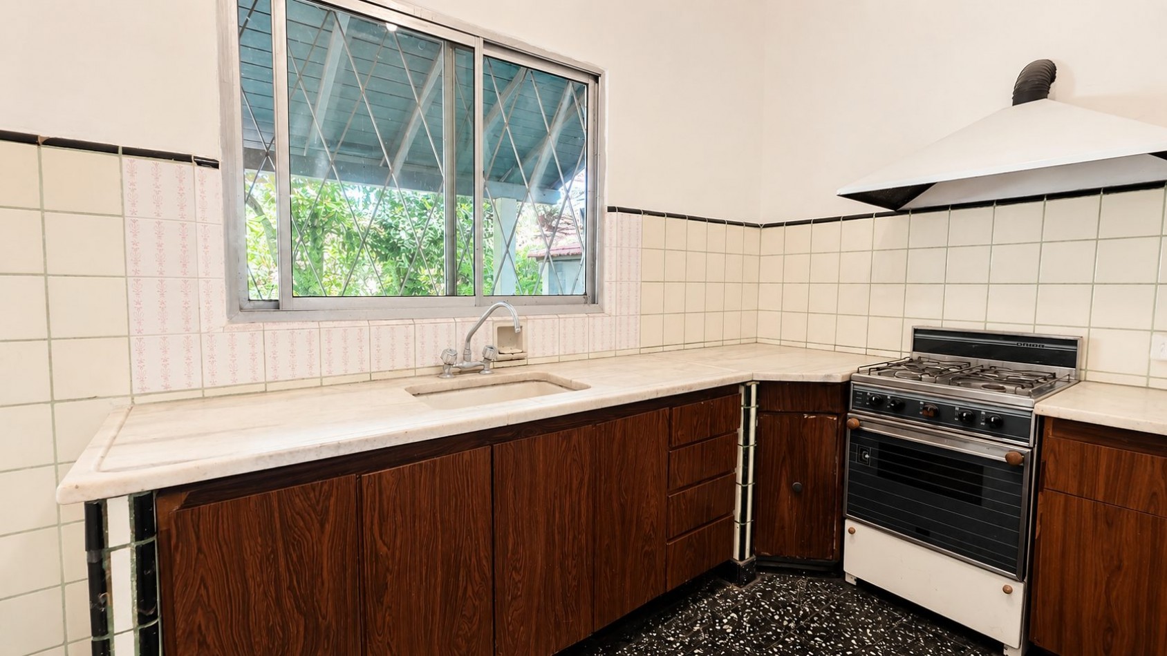 CASA 3 AMBIENTES CON COCHERA, GALERIA Y GRAN PARQUE EN VENTA - APTA CREDITO